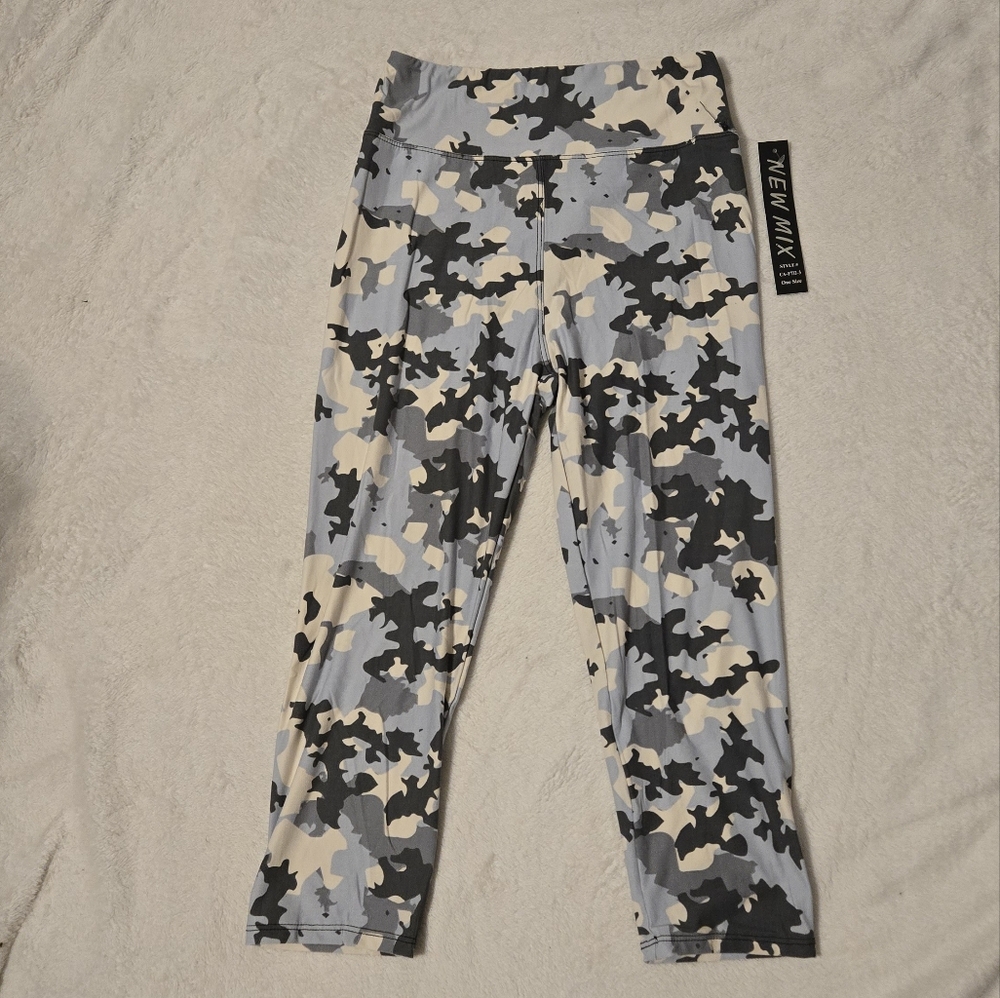 New Mix Women's Capris - Black, Cream, and Gray Camo One Size NWT